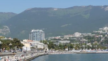 Yalta, Crimea - 1 Mayıs 2018: Hangi insanlar yürüyüş deniz şehir çıkabilir. Dağlar deniz şehirde