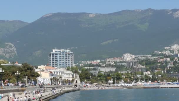 Yalta, Crimea - 2018. május 1.: Töltés a tengeri város, amely az emberek gyalog. A tengeri város-hegység — Stock videók