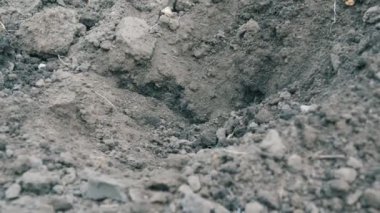 Su ekime hazır deliğe dökülür