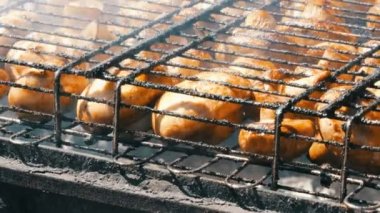 Büyük mantarlar ızgarada kızartılır.