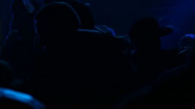 1 Haziran 2018 - Svidivok Köyü, Ukrayna: Tarasova Dağ Moto Festivali, bir grup motorcu rock konserinde eğleniyor