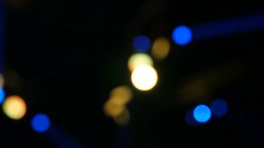 Duman rock Konser sahnesinde bir yanıp sönen mavi ve sarı ışık