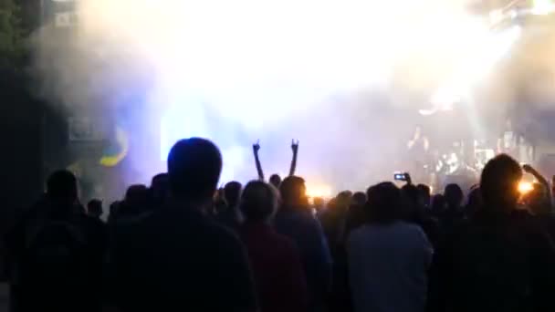 1 червня 2018 - село Свидовк, Україна: Тарасова Гора, Фестиваль Мото, рок-концерт, де відпочиває натовп людей.. — стокове відео