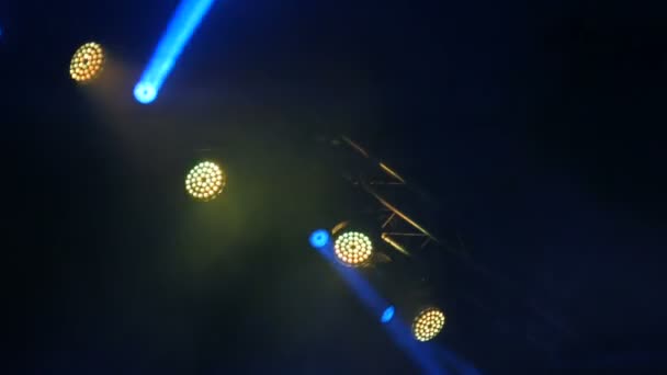 Вспышка синего и желтого света в дыму на сцене рок-концерта — стоковое видео