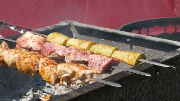 Delicious succulent meat of shish kebab on skewer fry on smoke — Stock Video