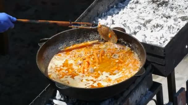 Grande cuve de soupe sur le terrain de street food — Video