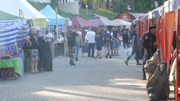 1 juni, 2018 - Svidivok dorp, Oekraïne: Tarasova Gora motor festival, fietsers rusten op de food court — Stockvideo