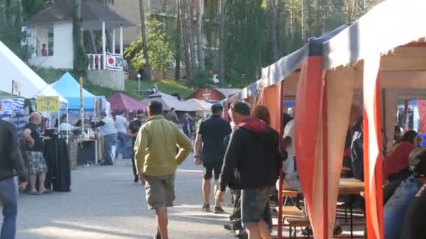 1 juni, 2018 - Svidivok dorp, Oekraïne: Tarasova Gora motor festival, fietsers rusten op de food court — Stockvideo