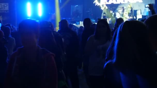 1 червня 2018 - село Свидовк, Україна: Тарасова Гора, Фестиваль Мото, рок-концерт, де відпочиває натовп людей.. — стокове відео