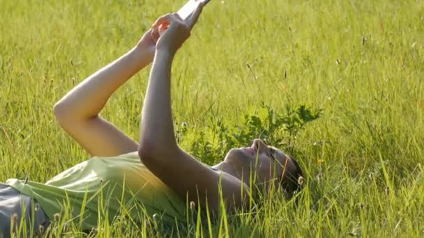 여름에 잔디에 동안에 자신의 스마트폰에 입력은 — 비디오