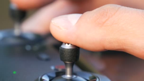 El dedo presiona los botones del control remoto desde el quadrocopter o la vista de primer plano del dron — Vídeo de stock