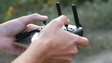 Uzaktan kumandadan quadrocopter veya dron tarafından işletilen bir yakın ellerini görünümü mans