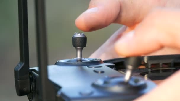 Close-up van de vinger persen de knoppen op de afstandsbediening van de quadrocopter of drone — Stockvideo