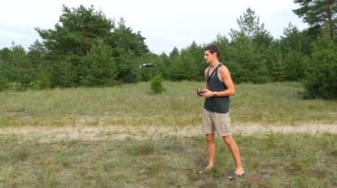 Sevimli uzun boylu adam dron veya ormanda quadrocopter başlattı