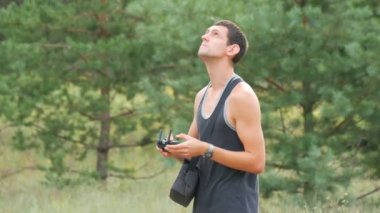 Adam casus uçak veya quadrocopter uzaktan kumandadan tutuyor ve uçuş yönlendirir