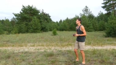 Sevimli uzun boylu adam dron veya ormanda quadrocopter başlattı