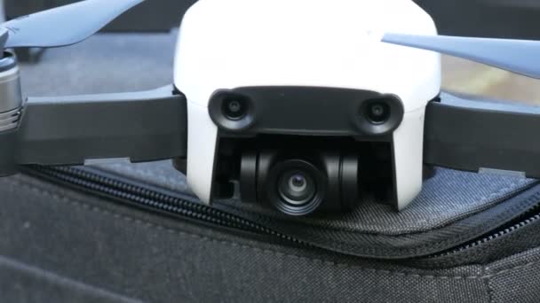 Beyaz quadrocopter dron veya niteliğine çanta üzerinde duran yakın görünümü — Stok video