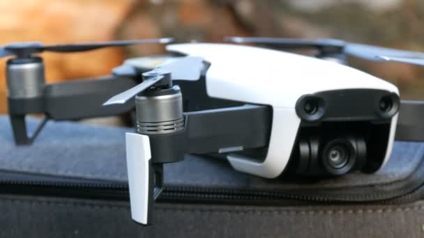 Drone quadrocopter blanc ou debout sur le sac sur la nature vue rapprochée — Video