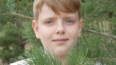 Duygusal portre fotoğraf makinesine benzeyen Kızıl saçlı genç çocukla mavi gözleri ve çiller