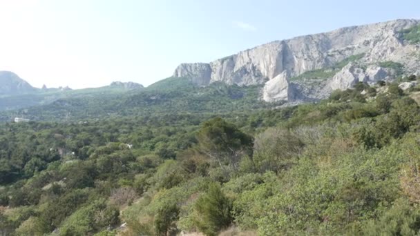 Hermosas majestuosas montañas rocosas de Crimea no muy lejos de los Foros — Vídeo de stock