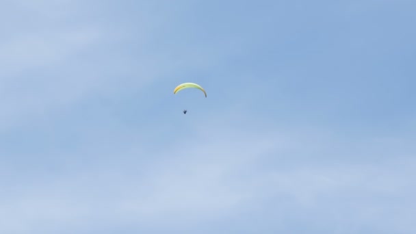 Silhouette of yellow paraglider flying against the sky — Stock Video