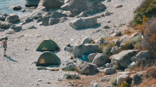 Costa rocosa del Mar Negro en la que hay pocas personas con tiendas de campaña. Camping en lugares salvajes — Vídeo de stock