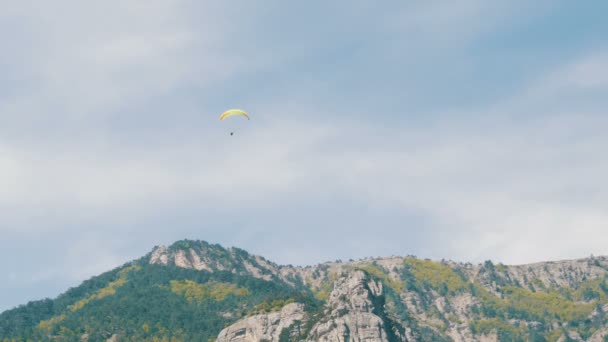 Silhueta de parapente amarelo voando contra o céu — Vídeo de Stock