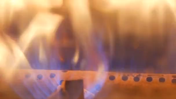 Alter funktionierender Gaskamin, in dem eine Flamme brennt — Stockvideo