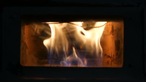 Lareira de gás velho vintage em que fogo queima vista de perto — Vídeo de Stock