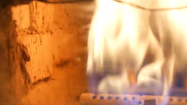 Vue de l'ancienne cheminée à gaz d'origine dans laquelle un feu brûle vue rapprochée — Video