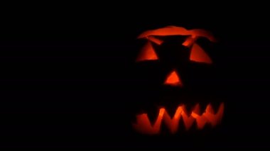 Cadılar Bayramı Balkabağı All Saints'e gün karanlıkta üzerine parlak yüz buruşturma oyulmuştur