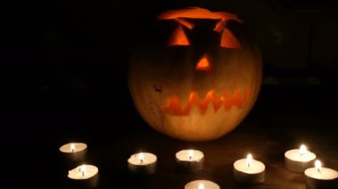 Karanlıkta çok mum çevrili korkunç Cadılar Bayramı Balkabağı