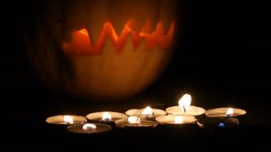 Karanlıkta çok mum çevrili korkunç Cadılar Bayramı Balkabağı