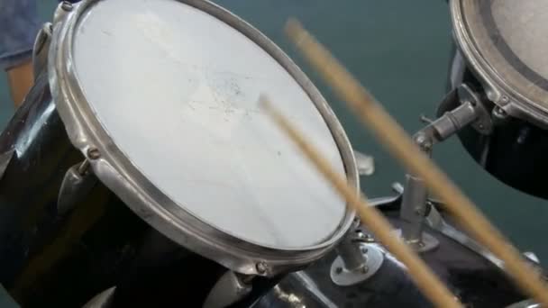 El adolescente está aprendiendo a tocar el tambor. Palos de tambor golpean diferentes tambores platillos — Vídeos de Stock