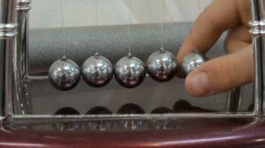 Fizik kanunları çekimde gösterilen Newton beşiği. Bilim ve newton sarkaç Müzesi