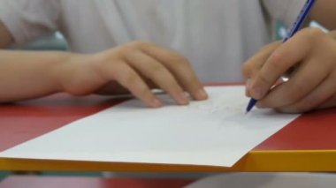 Çocuk genç sol elinle yazmayı öğrenir