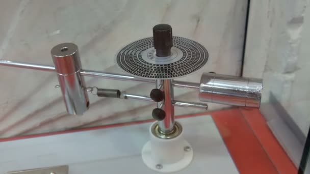 Dispositivo para demostrar las leyes de la dinámica del movimiento rotatorio en la física — Vídeos de Stock
