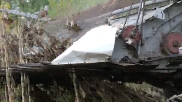 Combiner le travail sur le champ de tournesol. Moissonneuse-batteuse agricole au champ pendant la récolte tournesol sec 