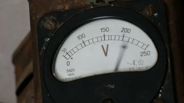 Oude vintage voltmeter waarin spanning — Stockvideo