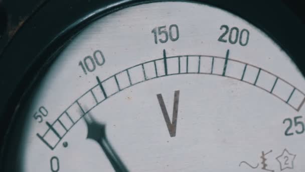 Oude vintage voltmeter waarin spanning — Stockvideo