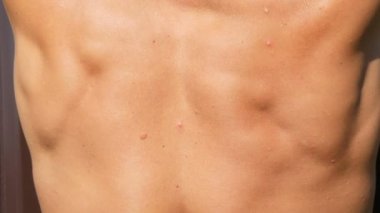 Araçları ile çalışan genç tabaklanmış seks işçisi sırt kasları. Genç vücut