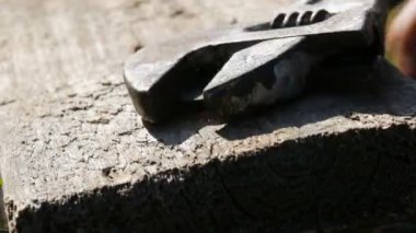 İngiliz anahtarı ve ahşap tahta cose görünümü kadar vida erkek ellerini sıkın