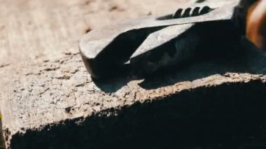 İngiliz anahtarı ve vida bir gemide ahşap yakın görünümü kadar erkek ellerini sıkın
