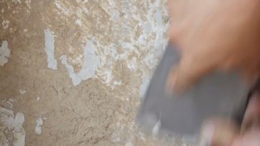 Adam özel spatula ile eski duvar kağıdı soyulması. Sarı, eli ayağı tutmaz duvar kağıdı duvar ev onarım yakın çekim
