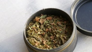 Görünümü kadar yakın kesme tütün ile siyah plastik kutu