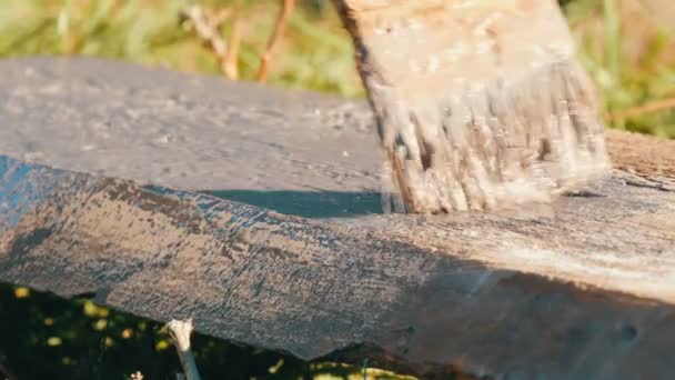Pintura de madeira com um pincel de cor cinza — Vídeo de Stock