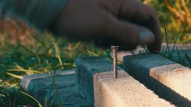 Çekiç adam uzun tırnak eski kurulları kullanılır.