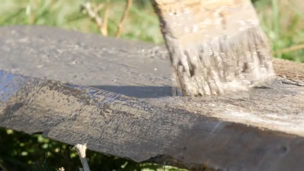 Schilderen op hout met een borstel met grijze kleur — Stockvideo