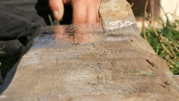 Деревянная живопись с кистью серого цвета — стоковое видео