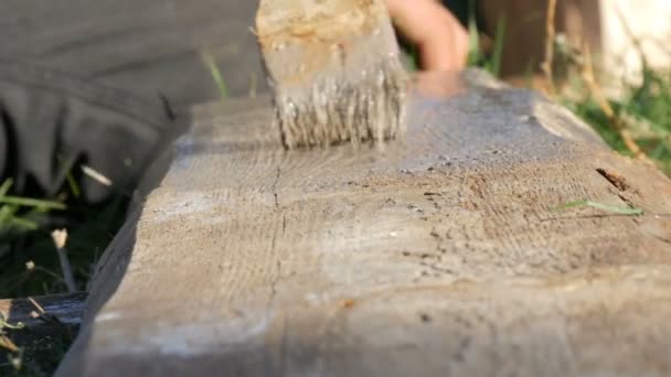 Schilderen op hout met een borstel met grijze kleur — Stockvideo